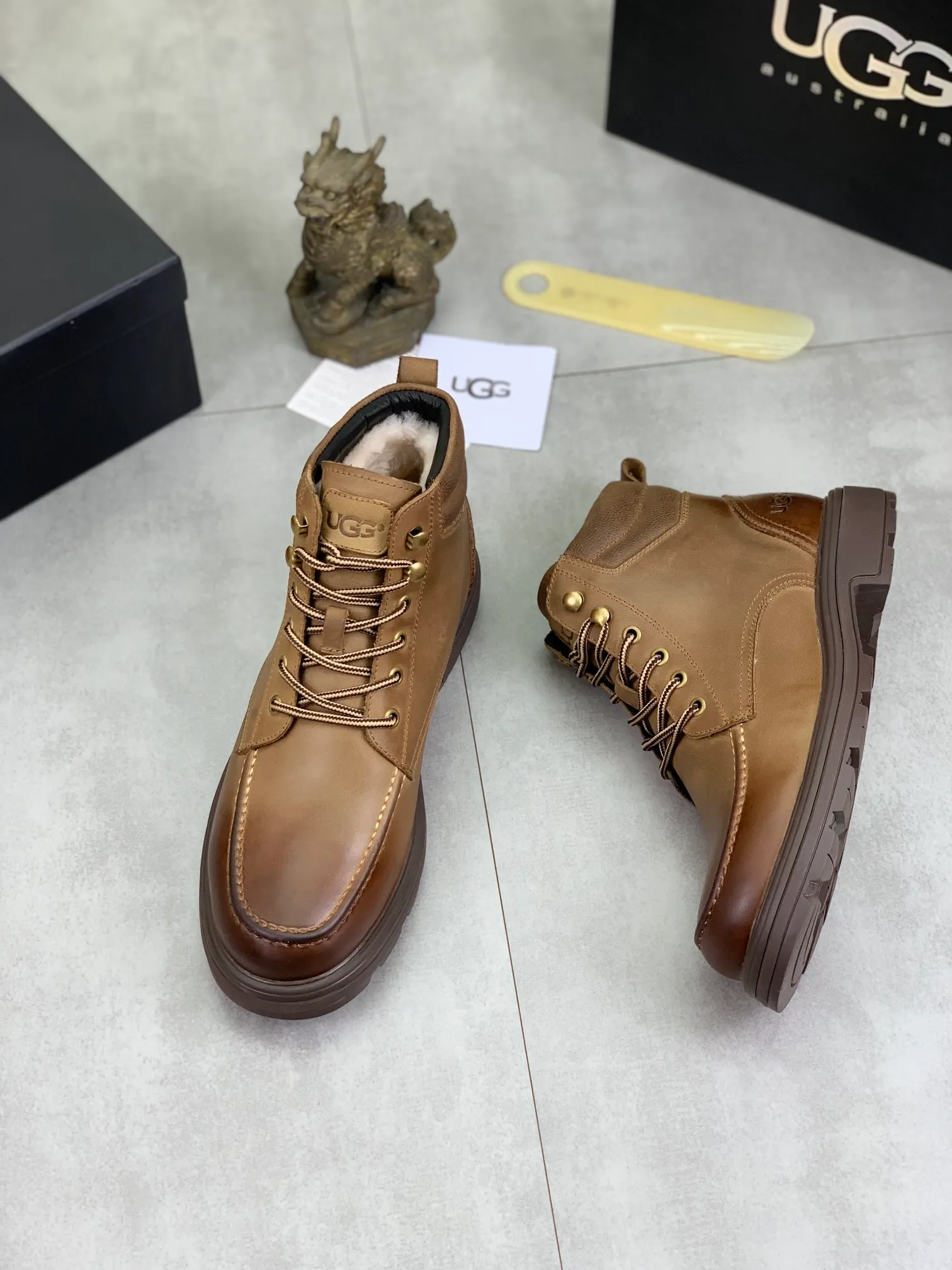 Factory price P640 💶[UGG] (full wool lining) Top-end high-quality fur integrated warm snow boots from Australia's warm luxury men's shoes brand, UGG-5877 official website synchronized, made of imported cowhide, carefully sewn...Imported rubber outsole (comfortable, soft, wear-resistant) The quality is really great...Exquisite workmanship, you can't put it down at first sight, code number: 39-44 Color: 3️⃣colors available